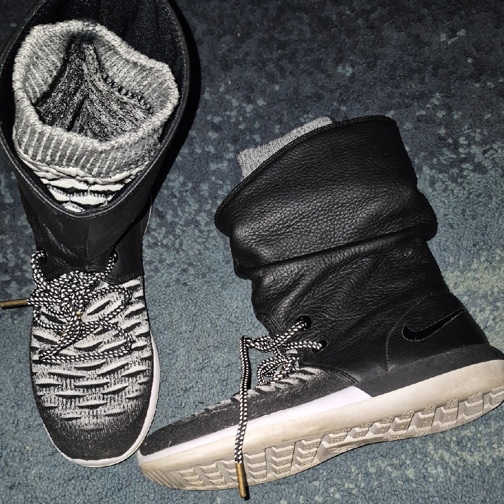 LIKE NEW WOMENS NIKE ROSHE II FLYKNIT HI BOOTIES..size 7...